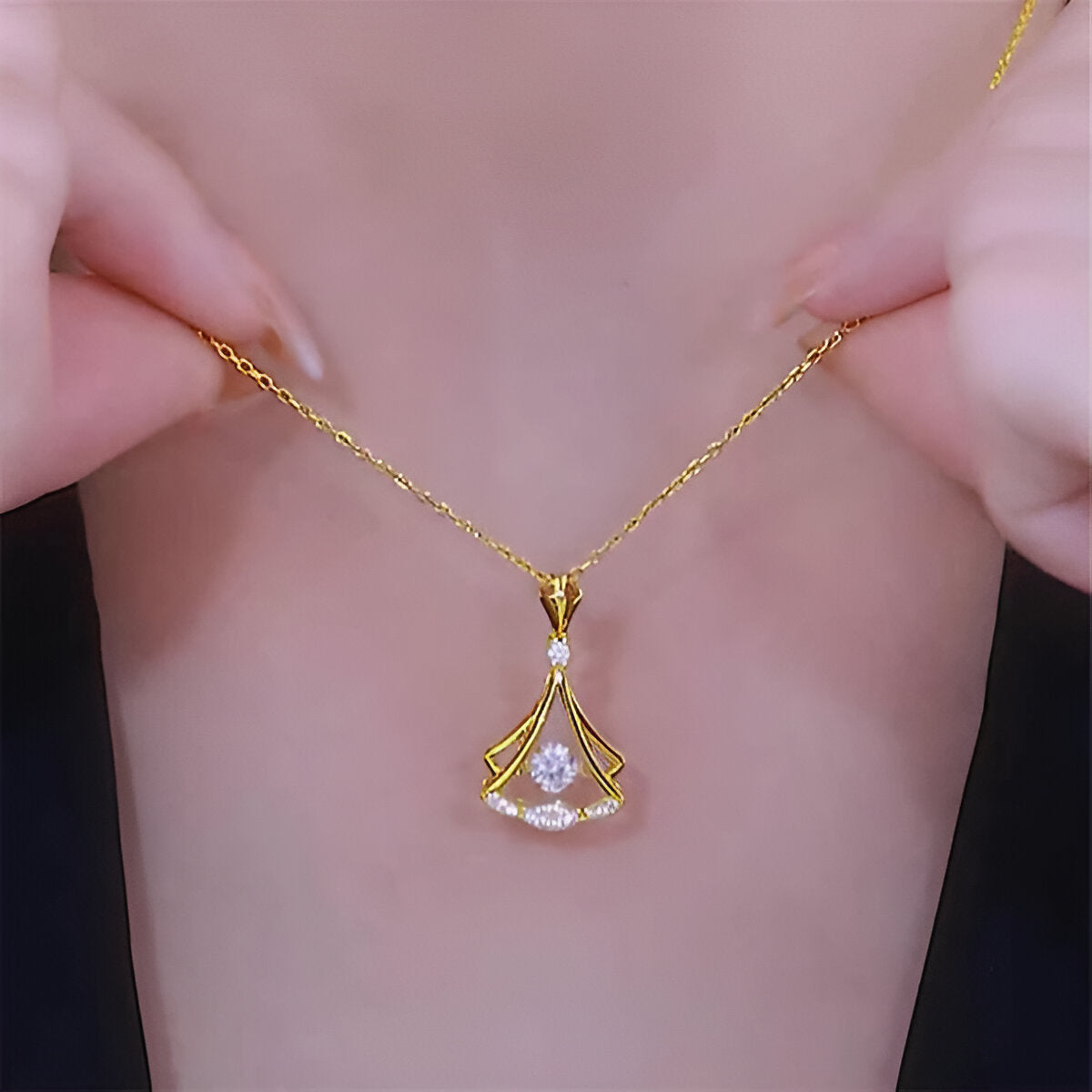 Rhinestone Decor Pendant Necklace --- حجر الراين ديكور قلادة قلادة