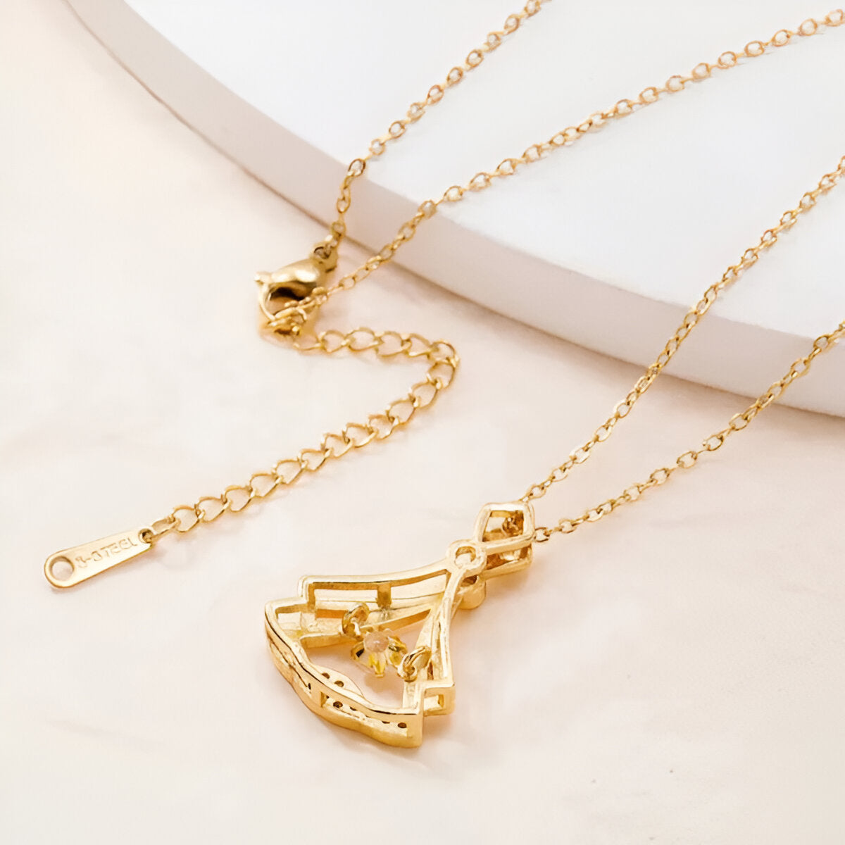 Rhinestone Decor Pendant Necklace --- حجر الراين ديكور قلادة قلادة