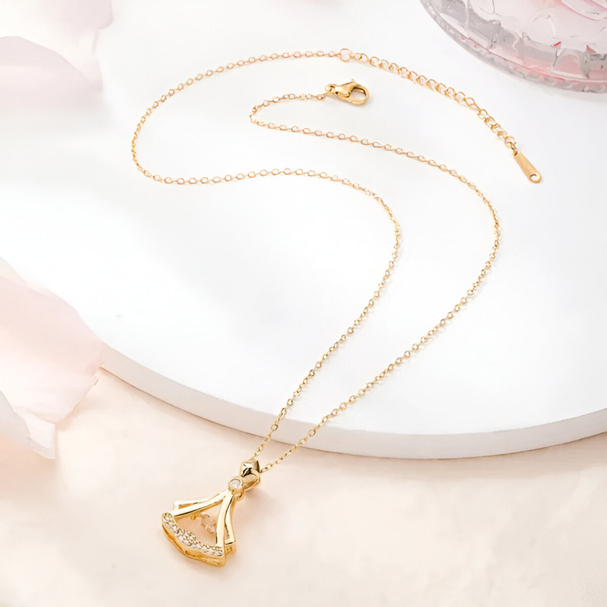 Rhinestone Decor Pendant Necklace --- حجر الراين ديكور قلادة قلادة