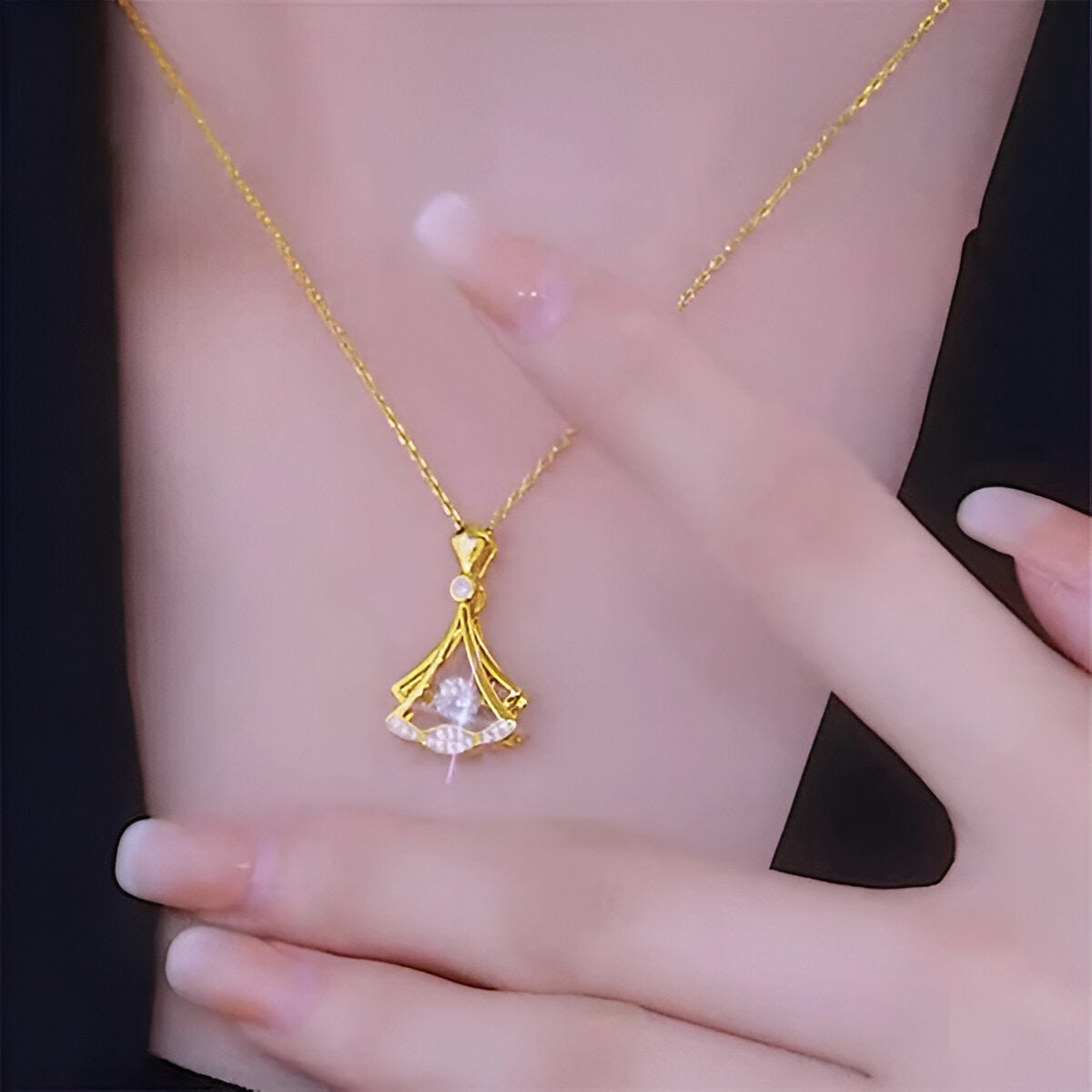 Rhinestone Decor Pendant Necklace --- حجر الراين ديكور قلادة قلادة