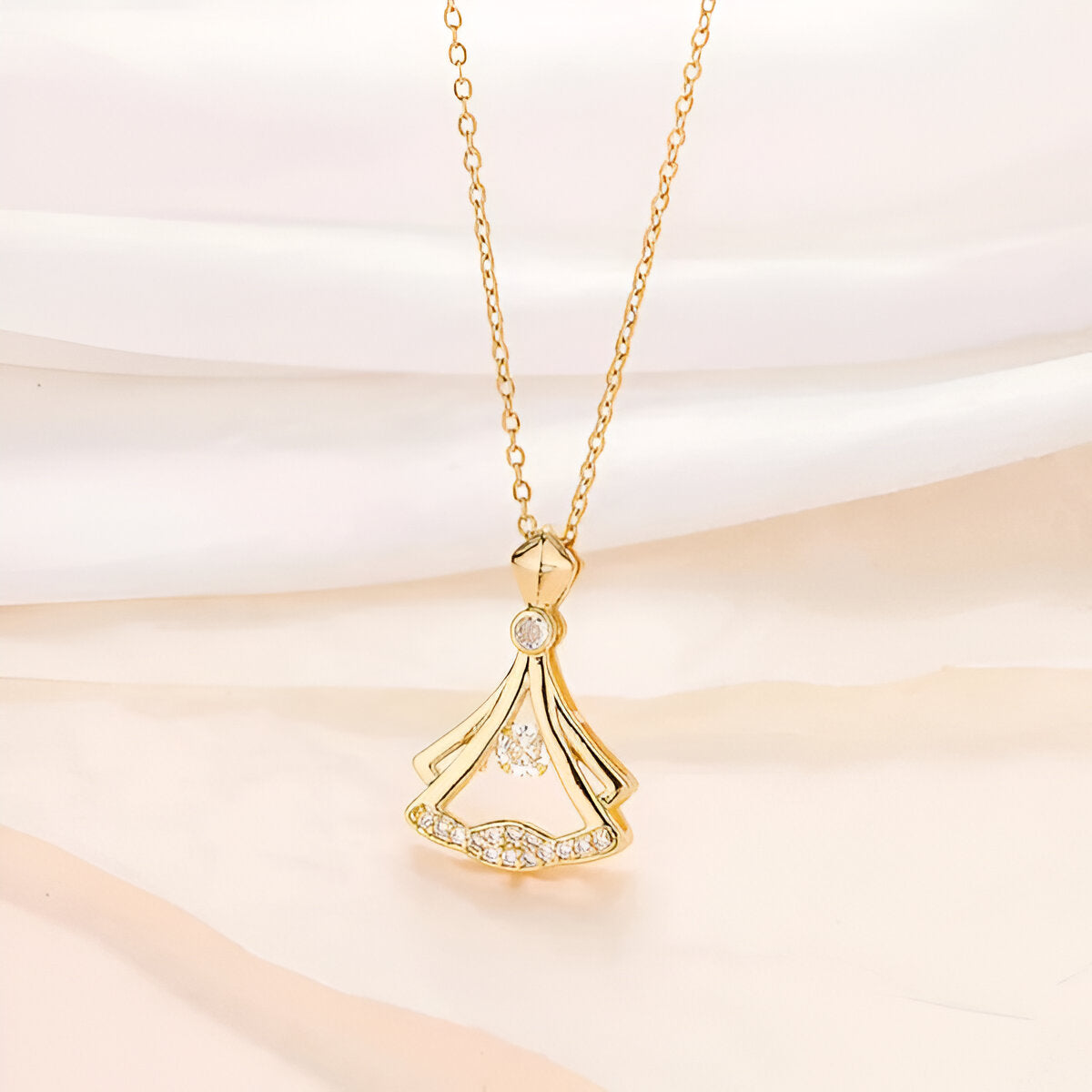 Rhinestone Decor Pendant Necklace --- حجر الراين ديكور قلادة قلادة